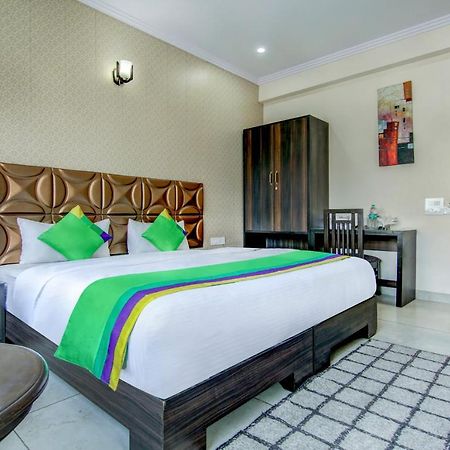 Treebo Trend Blooms Premium Hotel Gurgaon Exterior foto