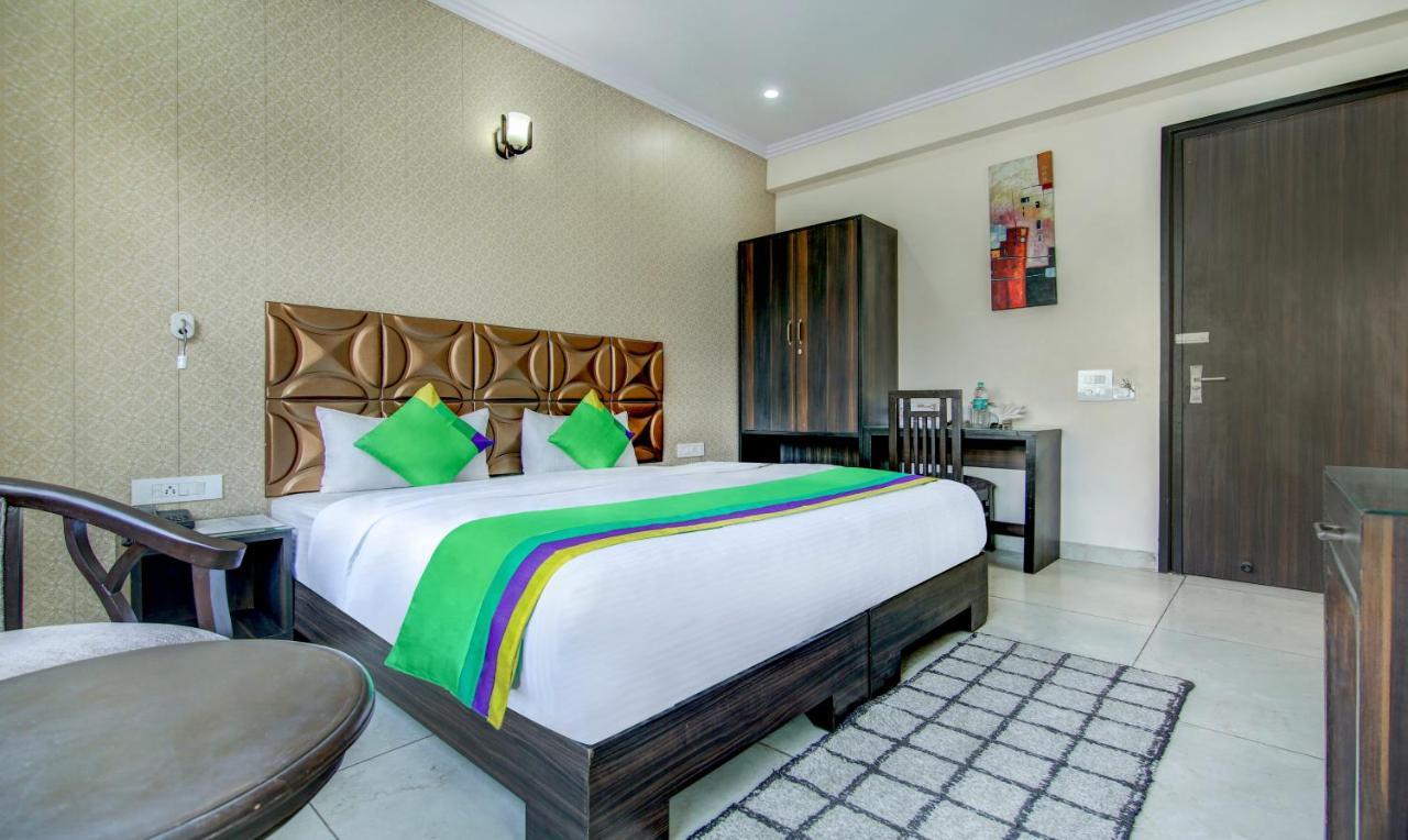 Treebo Trend Blooms Premium Hotel Gurgaon Exterior foto