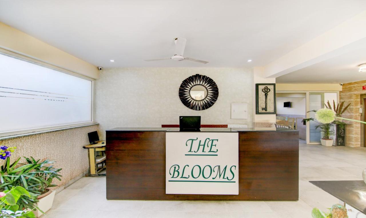 Treebo Trend Blooms Premium Hotel Gurgaon Exterior foto