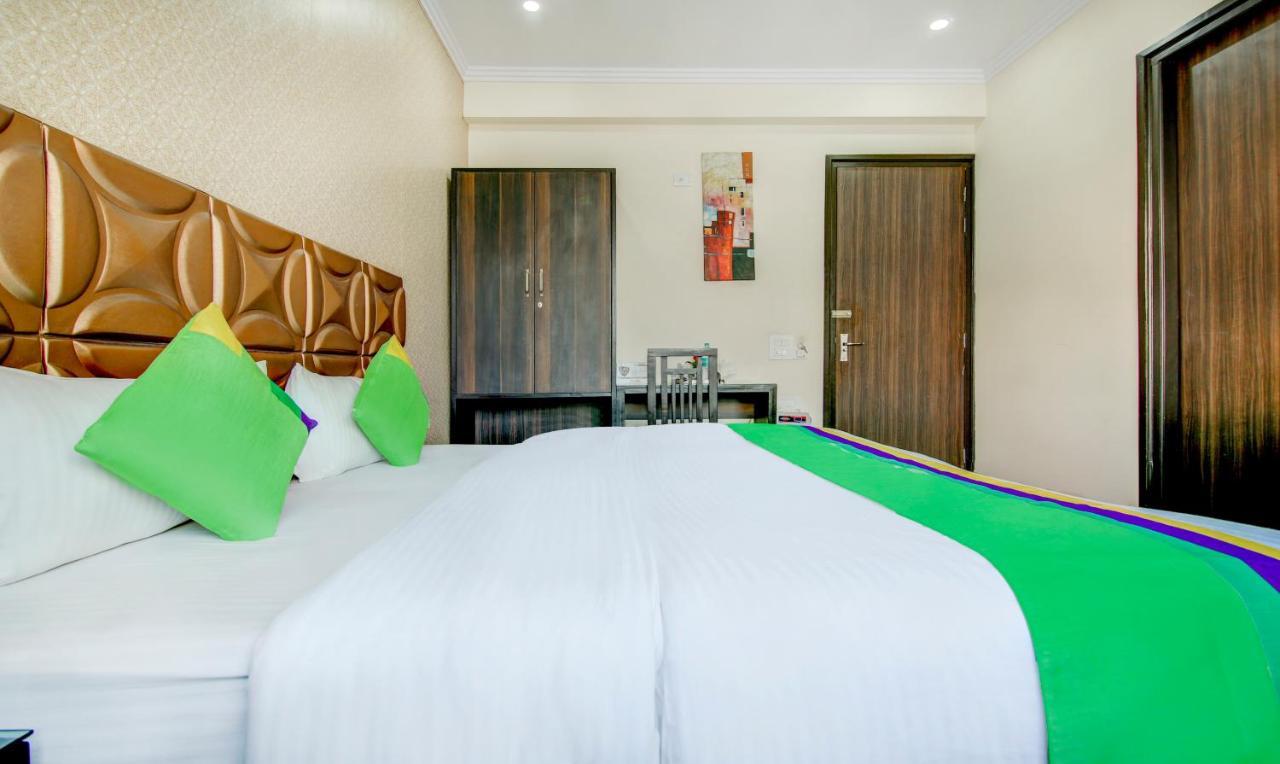 Treebo Trend Blooms Premium Hotel Gurgaon Exterior foto
