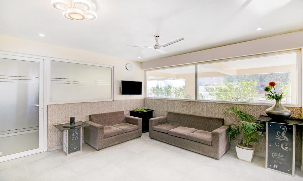 Treebo Trend Blooms Premium Hotel Gurgaon Exterior foto